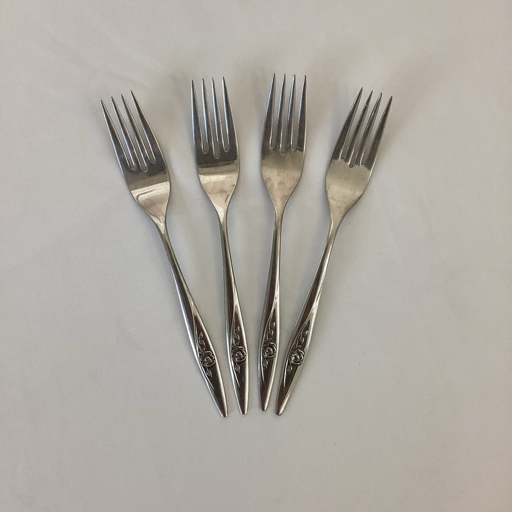 Oneida Lasting Rose Silverware Set - Picture 4 of 13